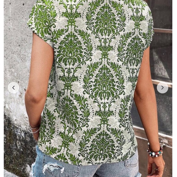 2/$20 Popover top. Batwing sleeves, keyhole neckline - Picture 4 of 10